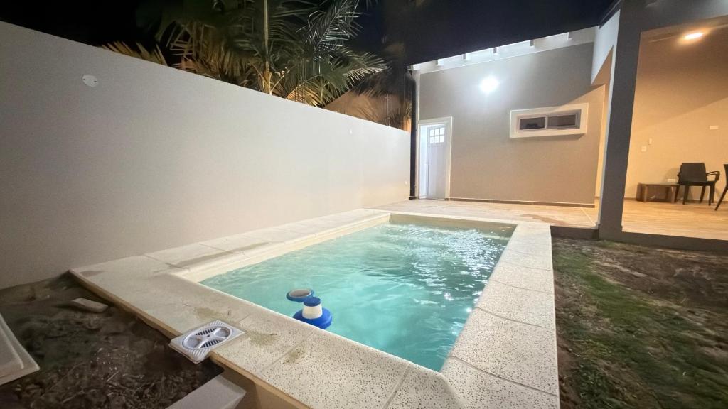 Casa con piscina privada, gran quincho y parrilla - 3