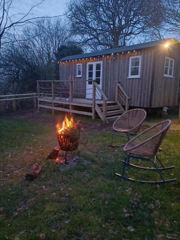 Shepherd's Hut at Rosewood House, Liskeard photo 3