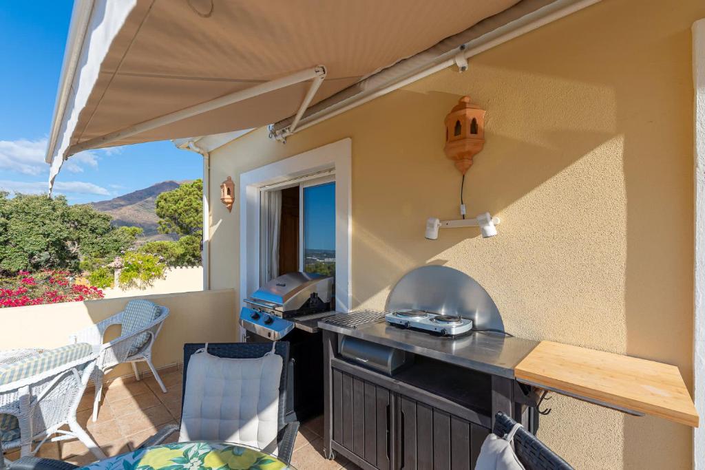 Sunny Penthouse with Pool & Hot Tub in Villa Roca - 5