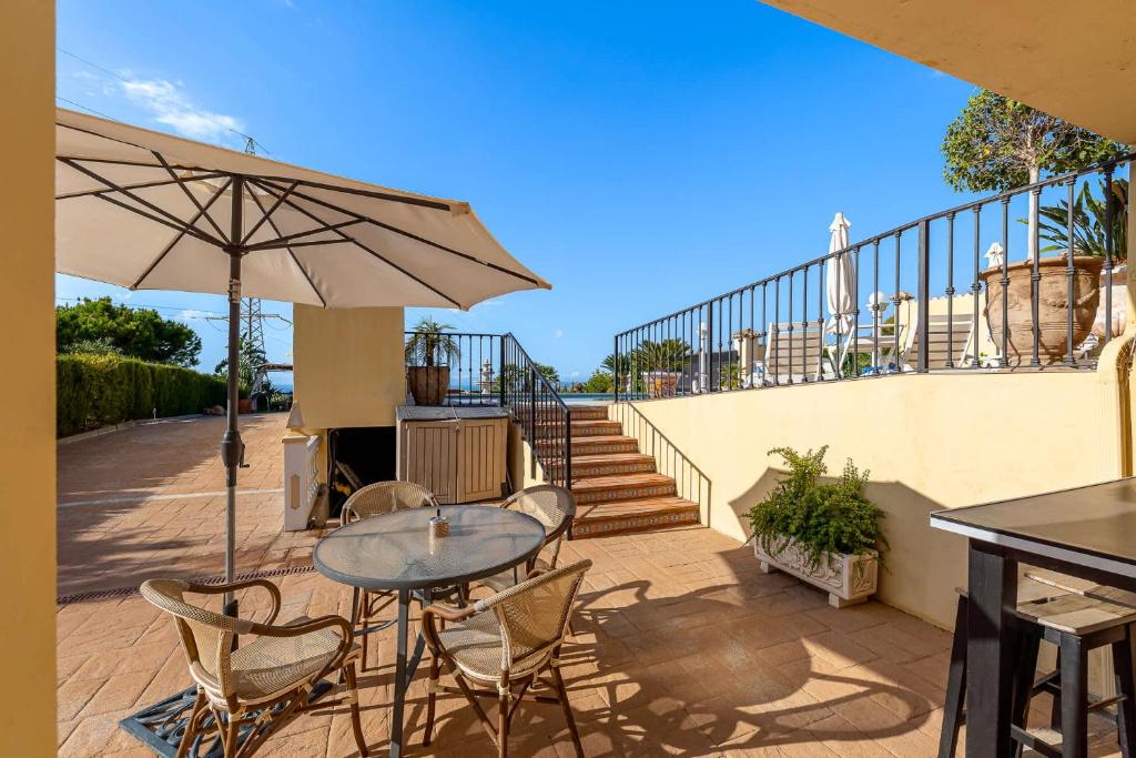 Coastal Getaway in Sunny Villa Roca Estepona - 5