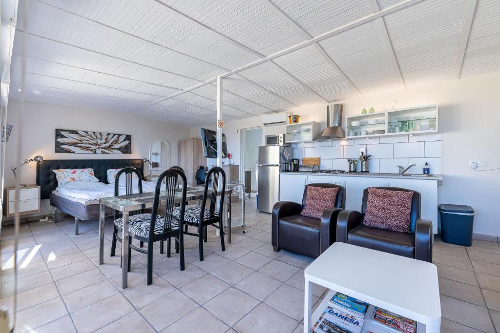 Coastal Getaway in Sunny Villa Roca Estepona - 4