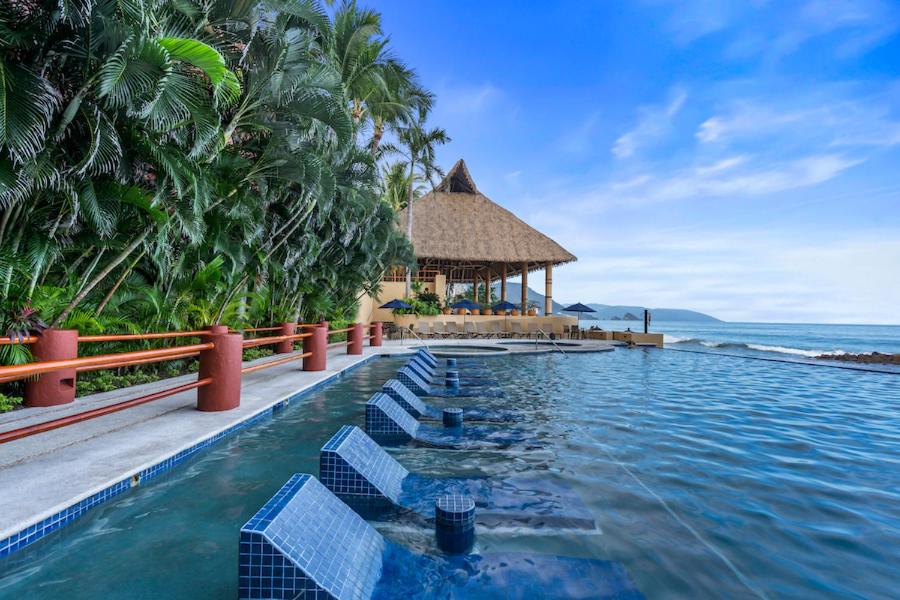 Oceanfront Condo w Infinity Pool & Huge Terrace South Shore - 2