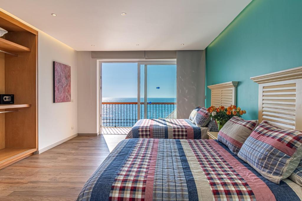Oceanfront Condo w Infinity Pool & Huge Terrace South Shore - 4
