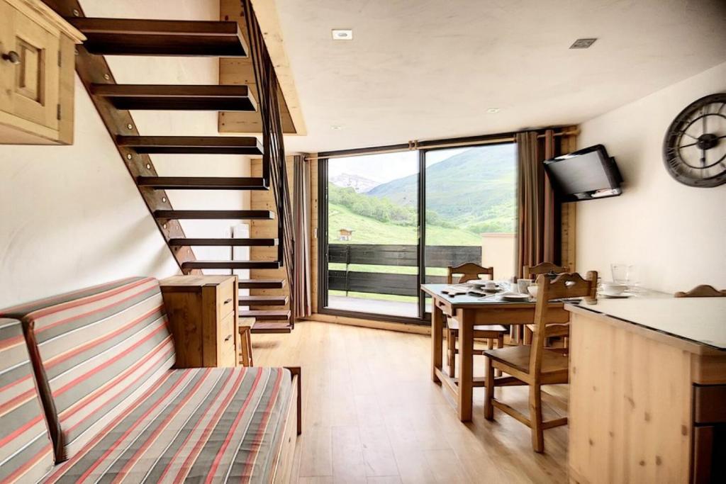 Résidence Caron - Appartement rénové, spacieux et moderne · Départ et retour skis aux pieds · Balcon MAE-0884 - 2