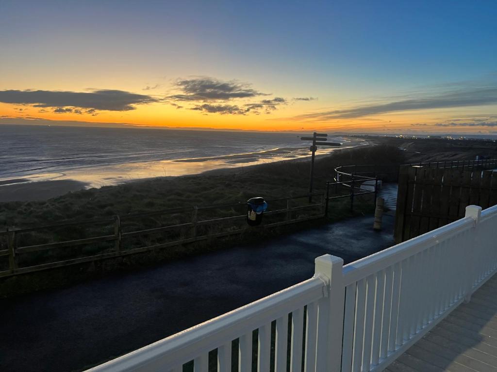 Beautiful 2-Bedroom Lodge with Spectacular Views, Crimdon Dene photo 6