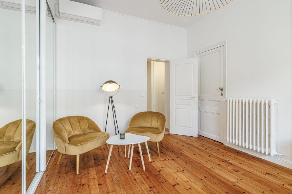 Elegant and Spacious 2 Bedroom in Menton Center - 3