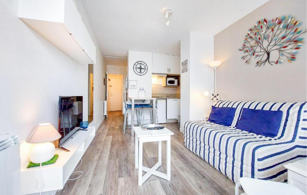 1 Bedroom Amazing Apartment In Royan - 2