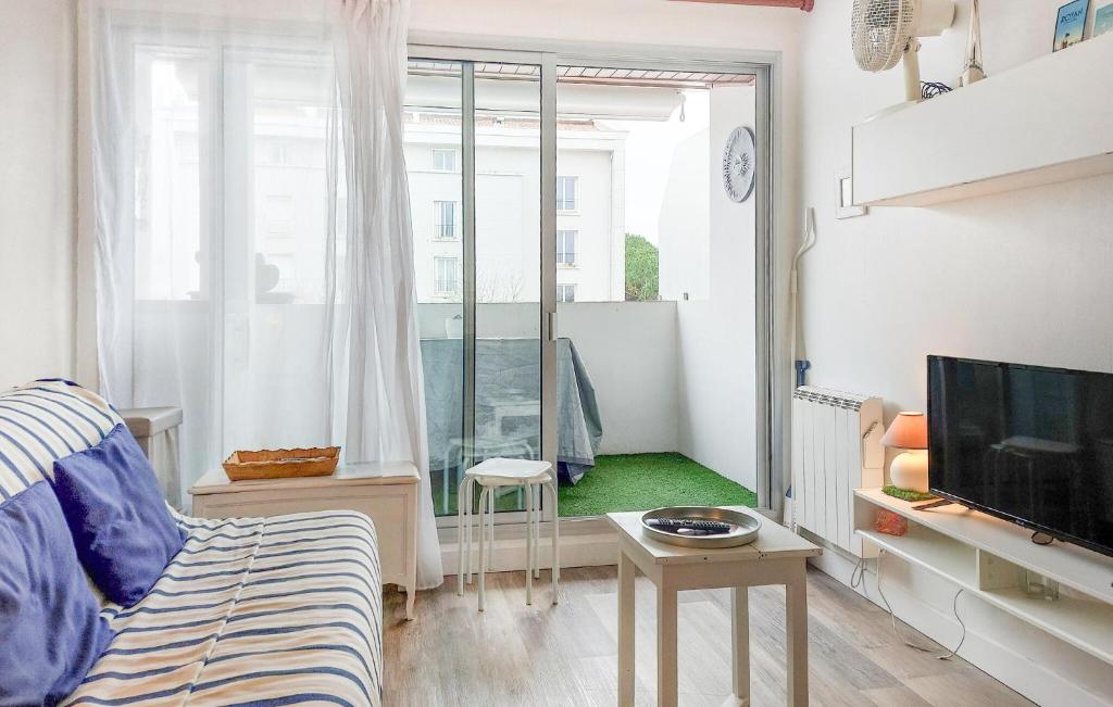 1 Bedroom Amazing Apartment In Royan - 3