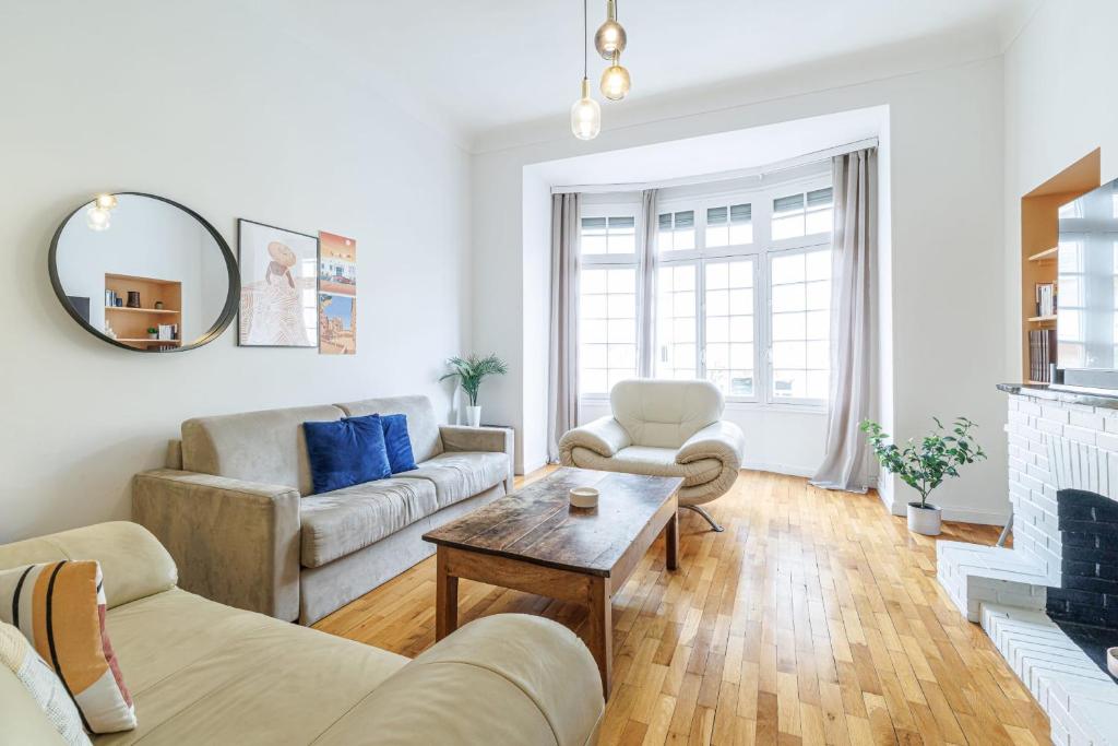 Elegant and Spacious 2 Bedroom in Menton Center - 1
