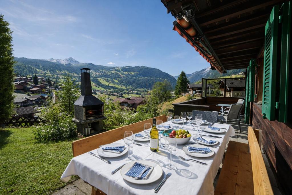 Cozy traditional Chalet, Stunning Mountain Views - 2