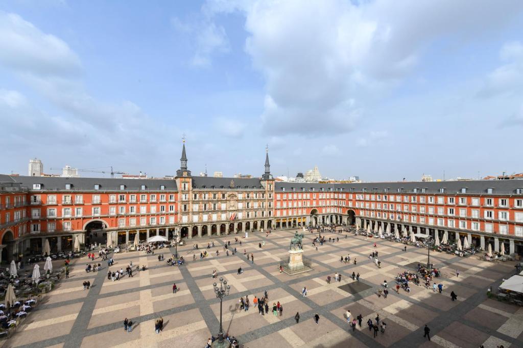 TOL241 - Espectacular Piso de 2 dormitorios en la Plaza Mayor, en el centro de Madrid - 1