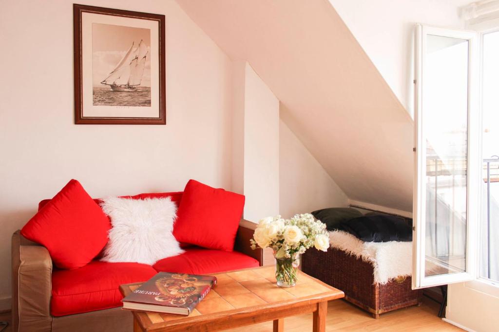 Apartment with balcony under the roofs of Paris - 2