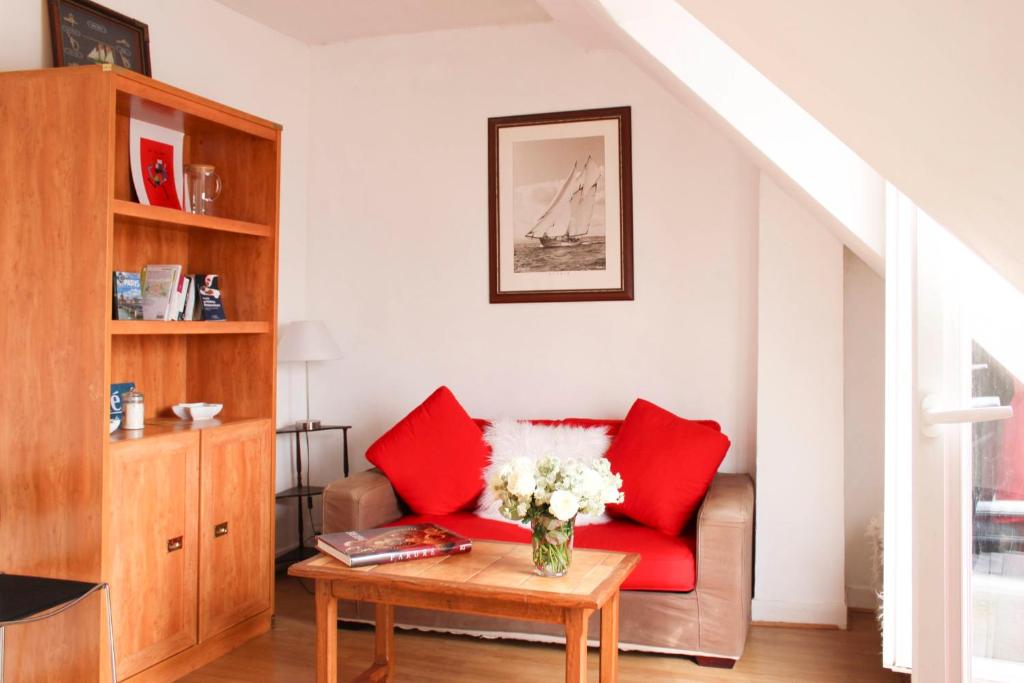 Apartment with balcony under the roofs of Paris - 3