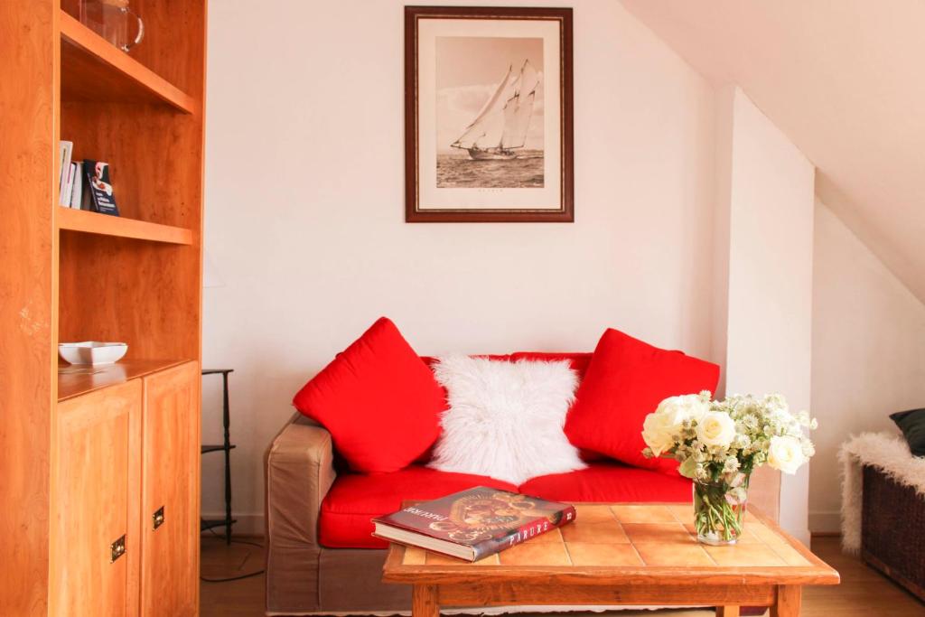 Apartment with balcony under the roofs of Paris - 4