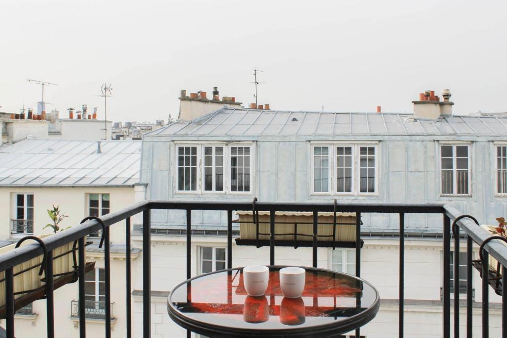 Apartment with balcony under the roofs of Paris - 1
