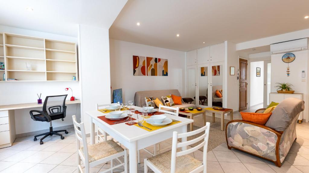 L OLIVIER Modern and Bright Historic Center Gem, 150m from the beach - 1