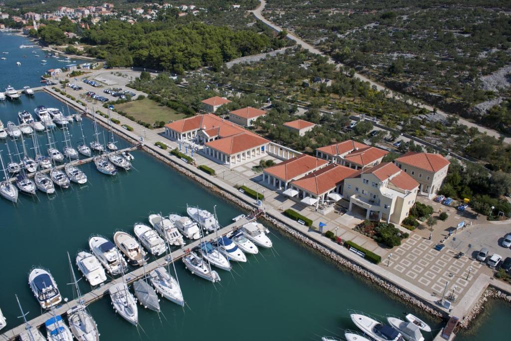Apartment ACI Marina CRES — Hotel in Cres
