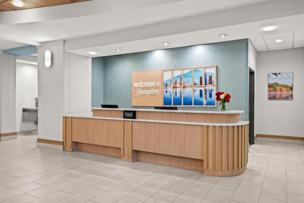Hampton Inn & Suites Detroit-Canton — Hotel building in Canton, Michigan