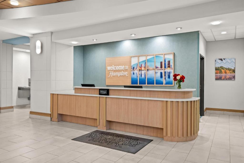 Hampton Inn & Suites Detroit-Canton — Hotel building in Canton, Michigan