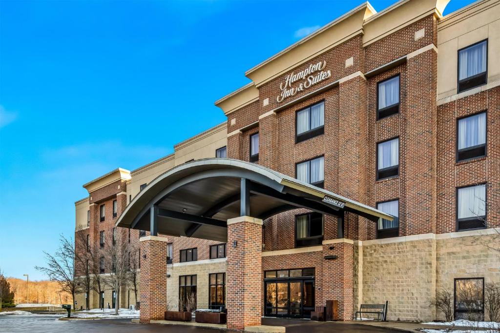 Hampton Inn & Suites Detroit-Canton — Hotel building in Canton, Michigan
