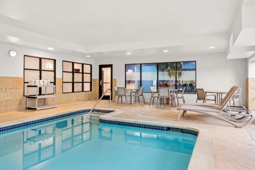 Hampton Inn & Suites Detroit-Canton — Swimming pool in Canton, Michigan