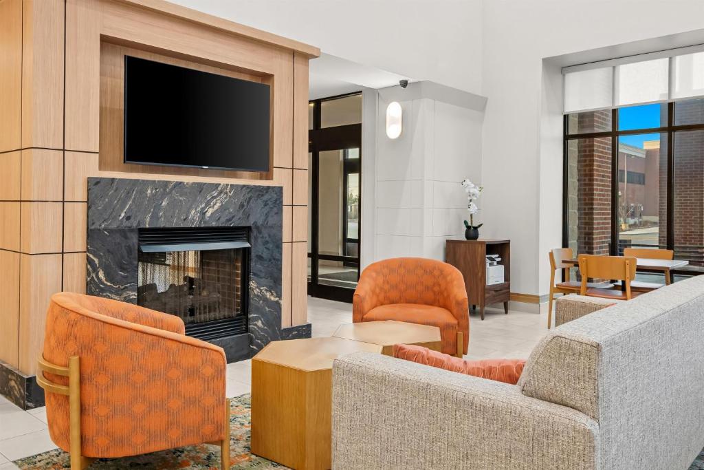 Hampton Inn & Suites Detroit-Canton — Hotel building in Canton, Michigan