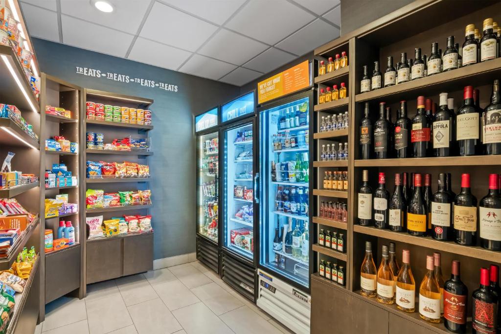 Hampton Inn & Suites Detroit-Canton — Restaurant & bars in Canton, Michigan