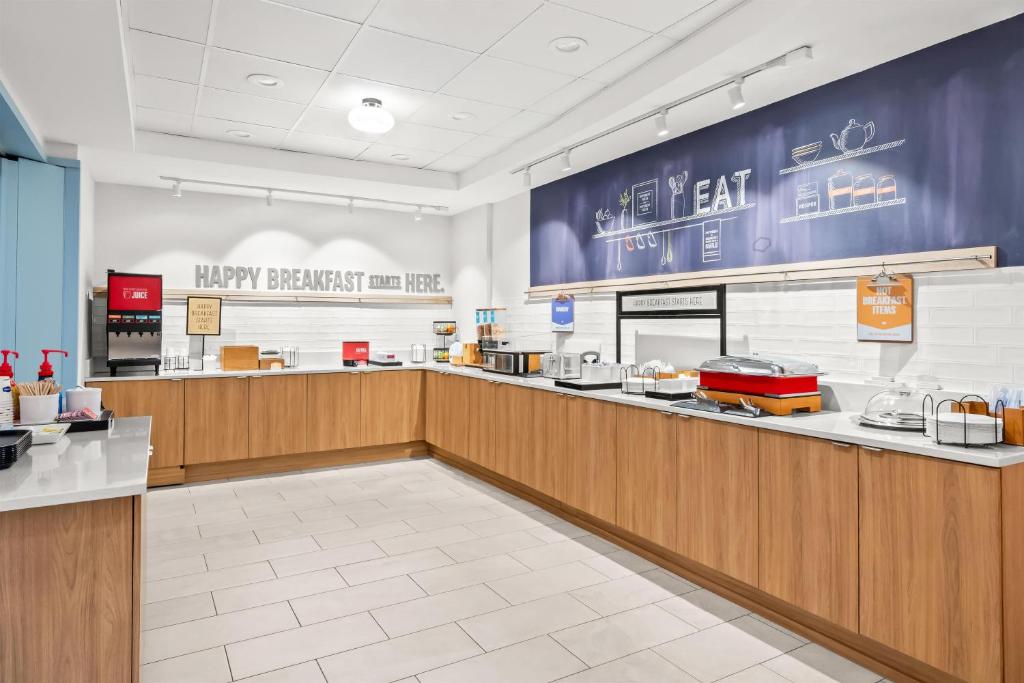 Hampton Inn & Suites Detroit-Canton — Restaurant & bars in Canton, Michigan