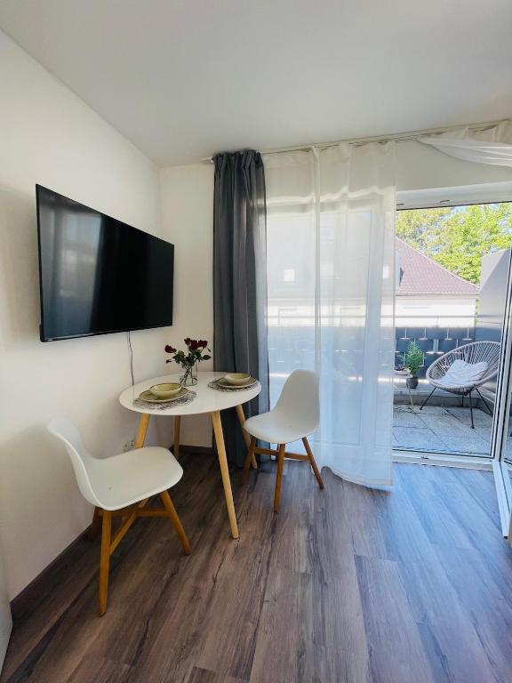 Close to center App with Balcony with haningchair Netflix and Self Check in - 3