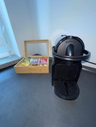 Close to center App with Balcony with haningchair Netflix and Self Check in - 5
