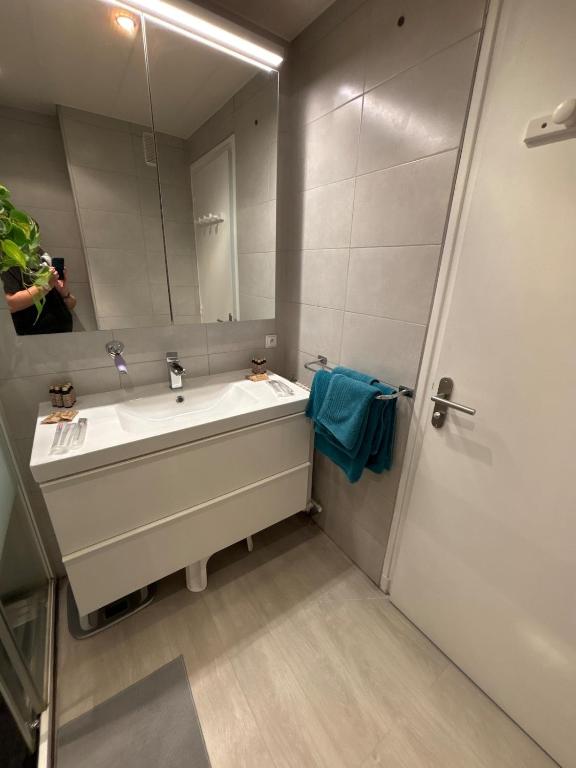 2 Bedrooms, Secure residence, Parking! - 2
