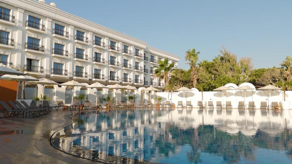 Rocks Hotel & Casino — Basen in Kirenia, Kirenia