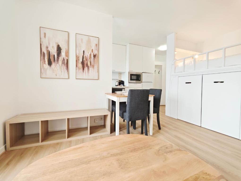 Bright Paris Apt Bastille Nation for 3 Guests - 4
