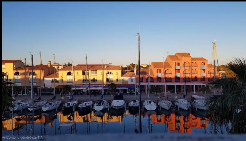 T2, parking, vue sur le port - 5