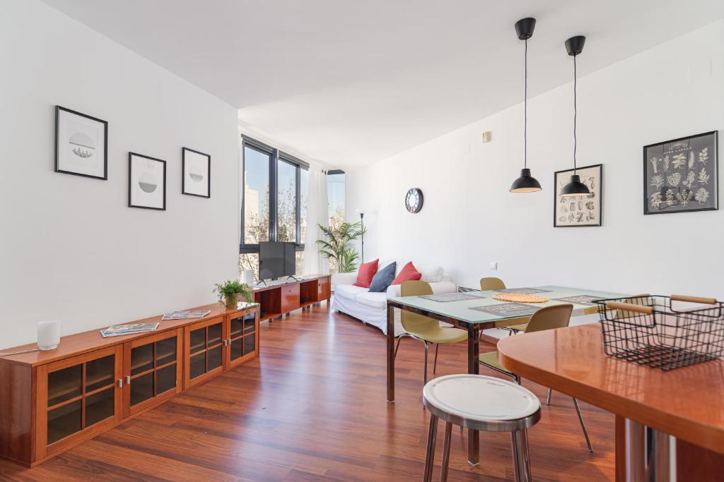 Cheerful Olympic Village Beach Apartment - 2