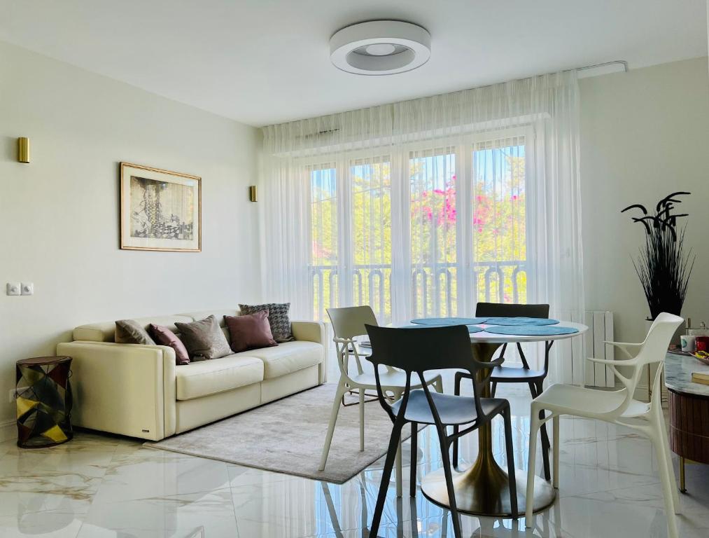 Sunny Riviera Apartment - Walk to Beach - Terrace - Antibes - 2