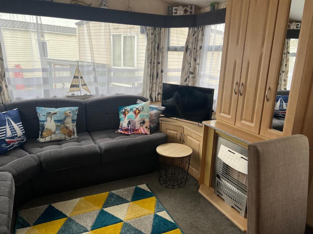 51A Static Caravan, Small Grove, Ingoldmells, Ingoldmells - pet-friendly stay