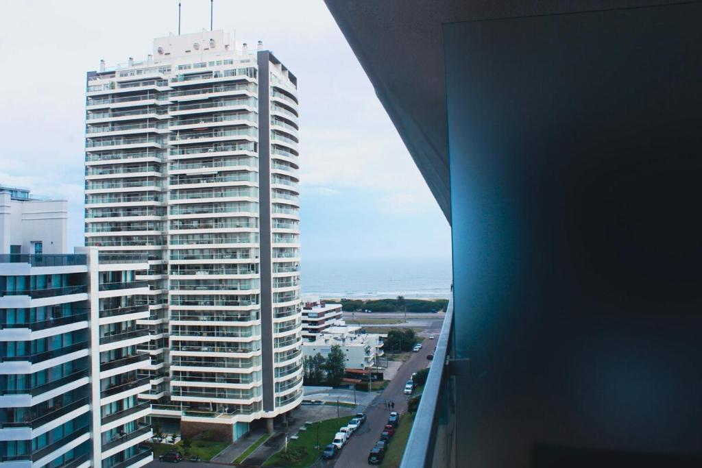 Hermoso apartamento en Torre Chronos con piscina climantizada y vista al mar - 4
