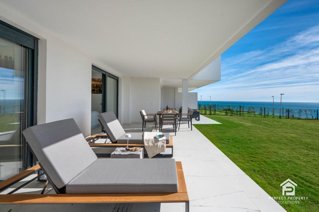 Azata Ground-Floor Gem with Huge Garden and Terrace - 2