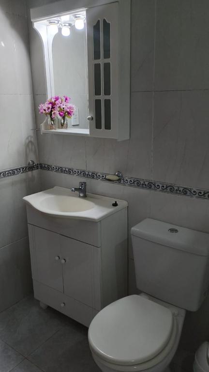 Casa amplia, cuenta con 3 dormitorios, garage y quincho - 4