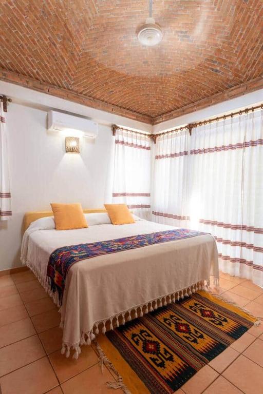 Hidden Gem! Charming 2 Bedroom Vacation Home! - 4