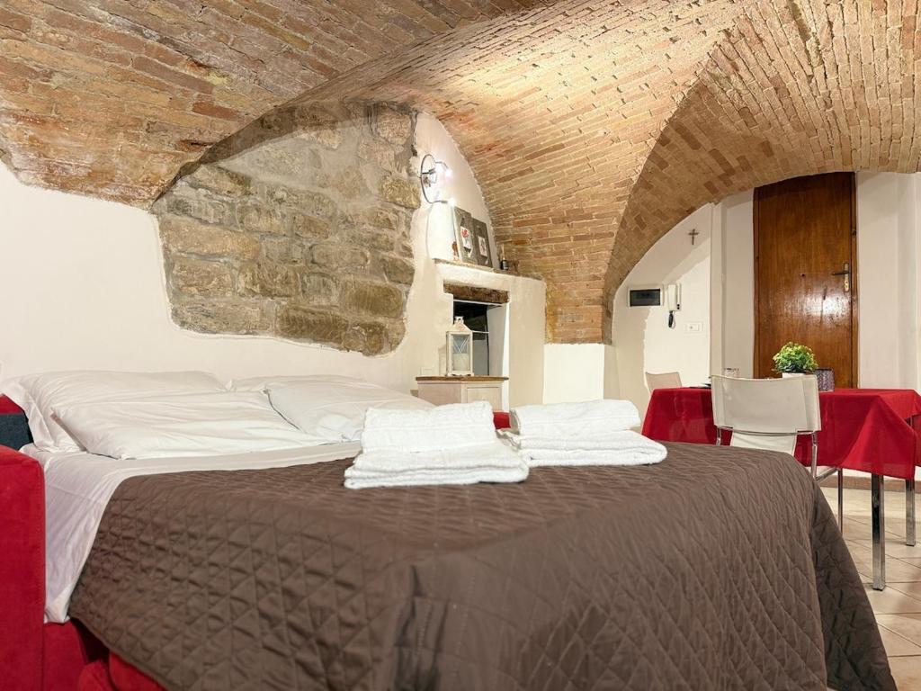 Charming Studio with Brick Vaulted Ceilings - 1