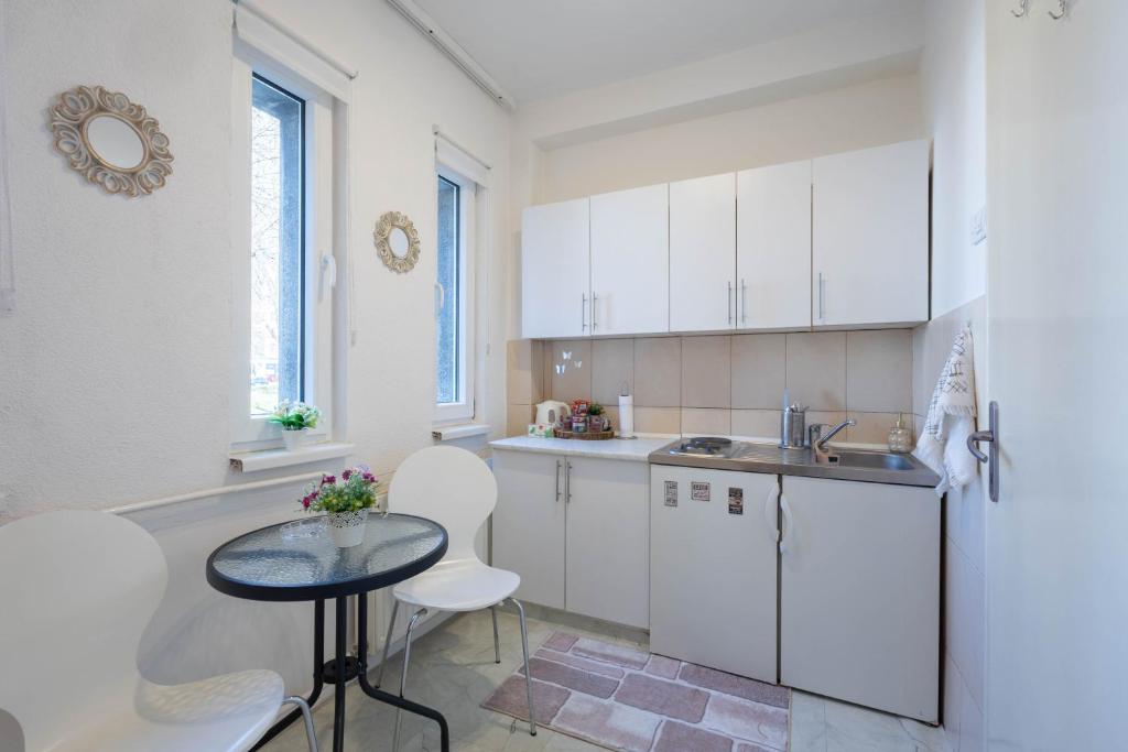 Lyra Studio Apartment - 3