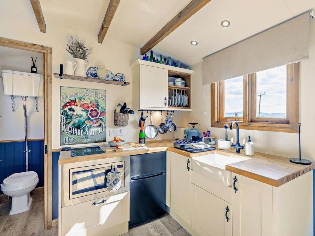 Shepherd's Hut near Cheltenham photo 7
