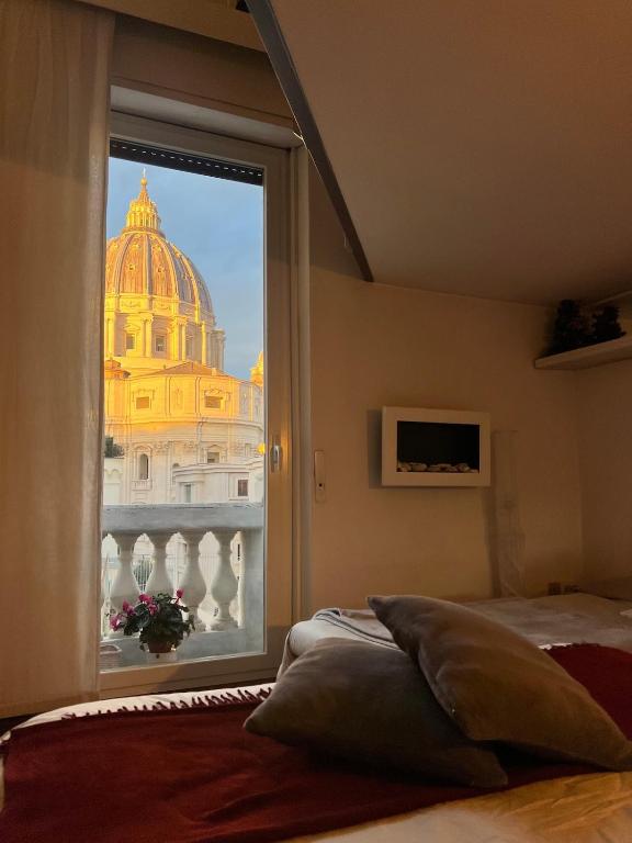 Modern Apartment with St Peter s Dome View - 1