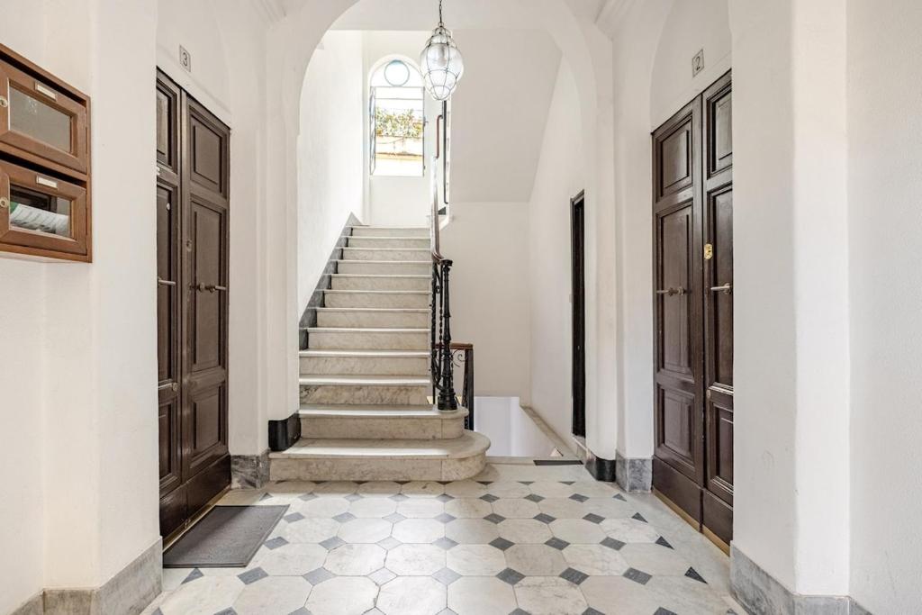 Modern Apartment with St Peter s Dome View - 2