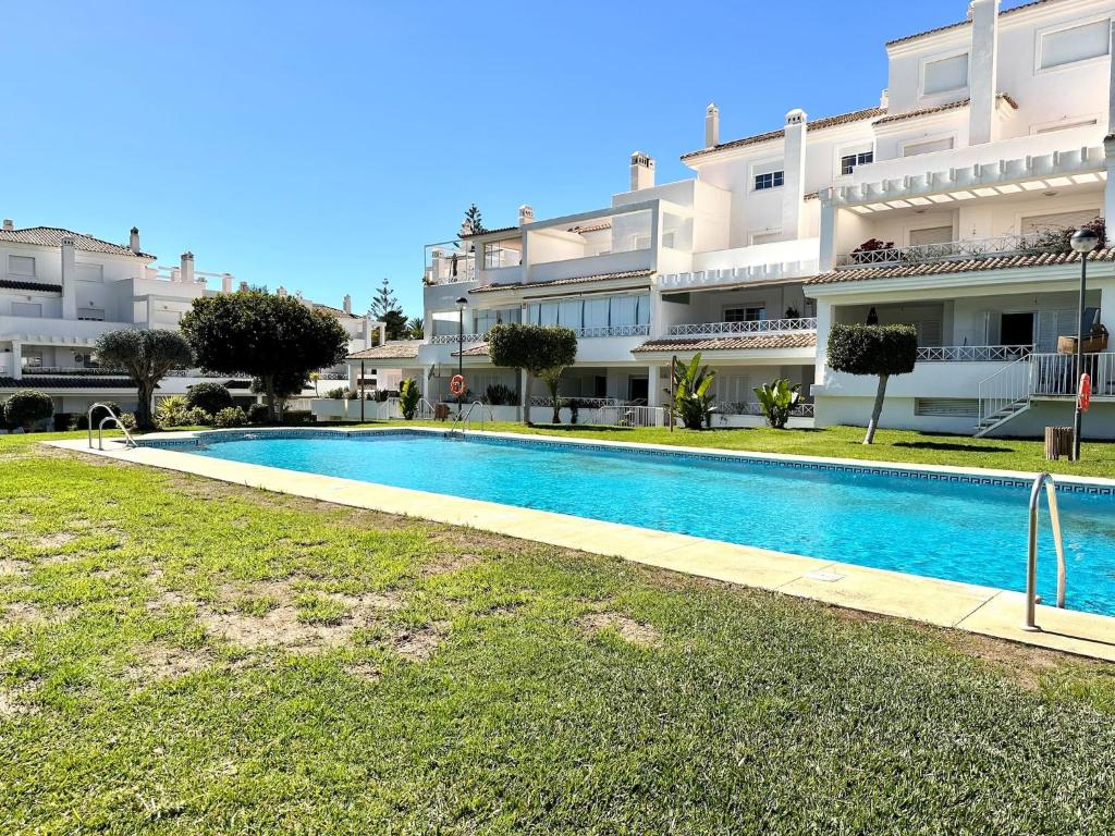 Moderno apartamento con preciosas vistas al mar en urbanización con piscina - Rio Real 11 2G - 1