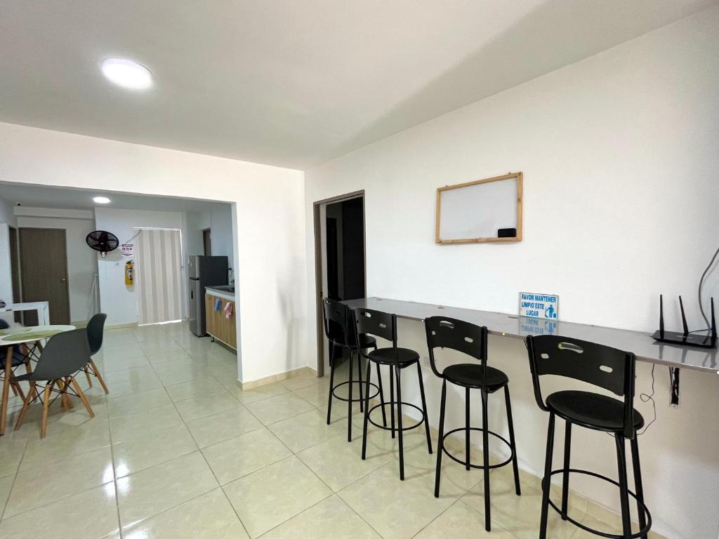 Habitación con baño privado, TV y WIFI ubicación central - 4