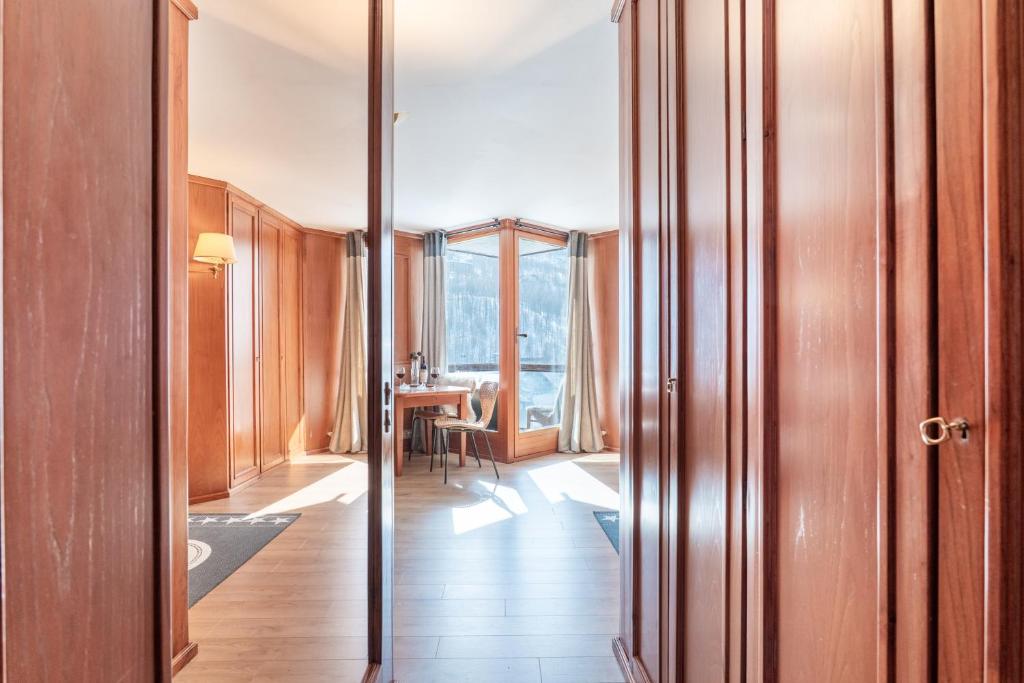 HelloCHALET Casa Lobita - Panoramic Balcony Apartment Walk to Gondola - 4