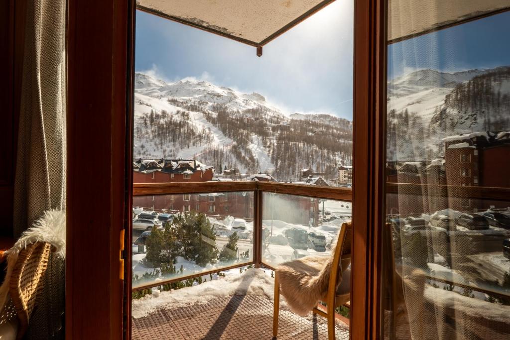 HelloCHALET Casa Lobita - Panoramic Balcony Apartment Walk to Gondola - 1